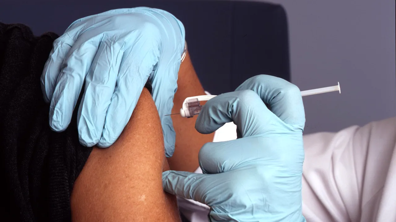 Mii de persoane au fost „vaccinate” cu apă salină împotriva COVID-19. Escrocii au obţinut 28.000 de dolari de pe urma victimelor