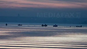 Epava elicopterului prăbuşit a fost adusă la mal. Va fi dusă la CERONAV pentru expertizare