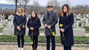 Parlamentari USR, de Ziua Naţională în R. Moldova, în cimitirul  în care odihnesc 200 de eroi români