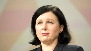 Věra Jourová critică deciziile companiilor online de blocare a conturilor lui Donald Trump