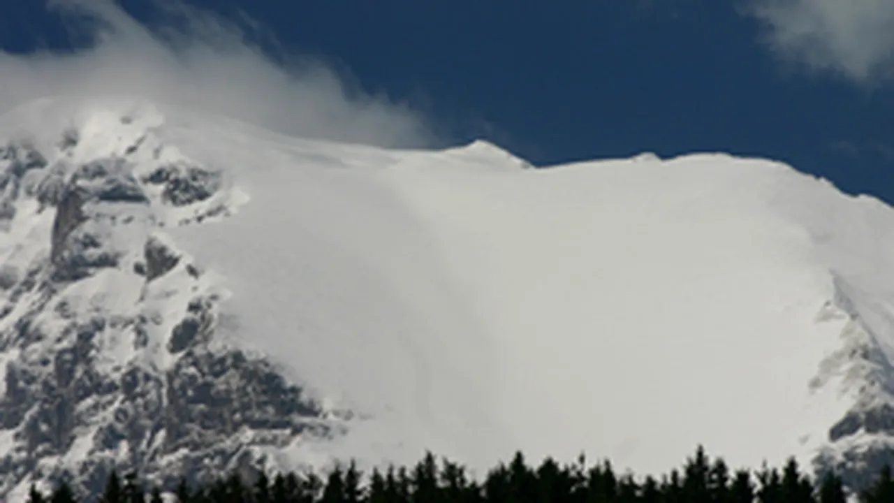 Vânt puternic, ceaţă şi pericol de avalanşe în Masivul Bucegi