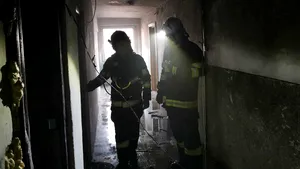 Incendiu într-un bloc din Botoşani: 15 persoane evacuate, un bărbat intoxicat cu fum