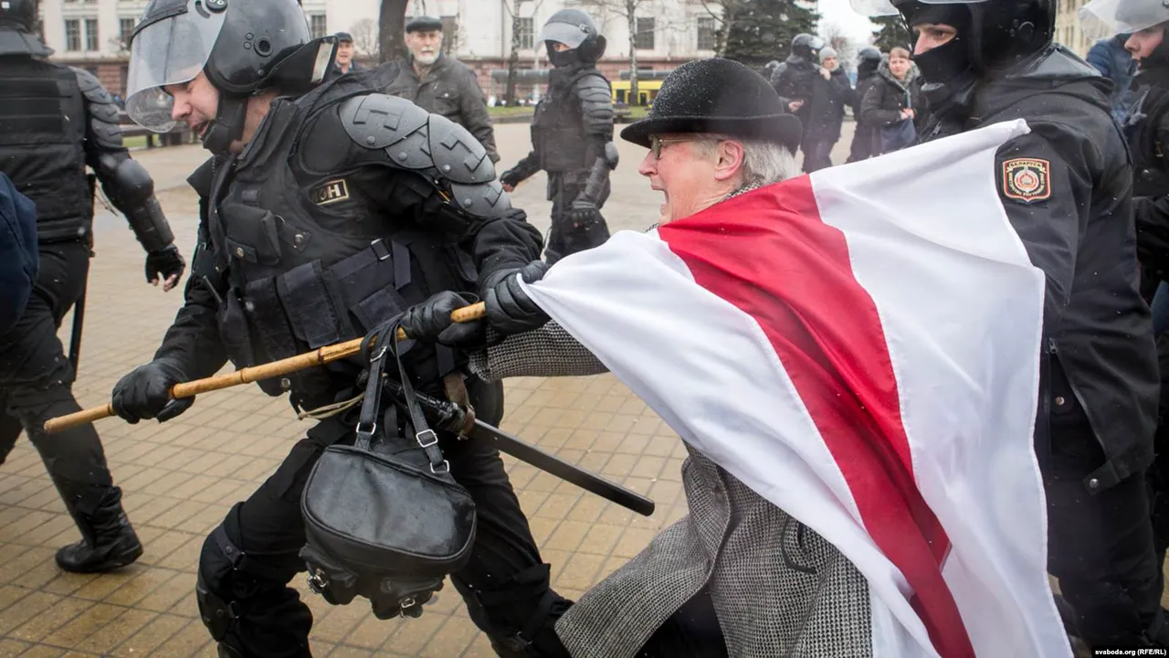 Protestatarele din Belarus au fost bruscate şi urcate în dube. O femeie de 73 ani s-a opus poliţiei 
