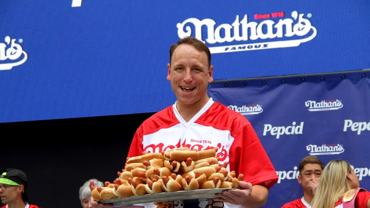 Bătălie gastronomică în New York: câștigătorul a mâncat 70 de hot-dogi în 10 minute