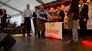 Situaţie inedită la Cluj: Emil Boc a încercat de două ori să dea cep unui butoi cu bere la un festival german, dar nu a reuşit - GALERIE FOTO, VIDEO