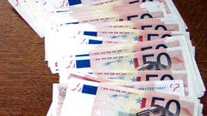 Cursul de referinţă urcă la 3,7619 lei/euro