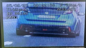 Maşină depistată de aparatul radar rulând cu viteză mare în apropierea unei treceri de pietoni