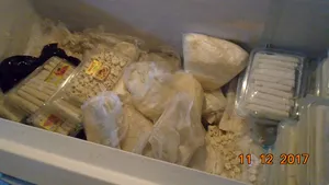 Ouă expirate, saci cu făină aşezaţi pe jos şi chiuvete murdare, la o patiserie clandestină din Constanţa 