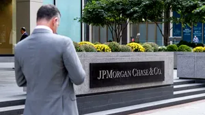 Cea mai mare bancă din SUA se pregăteşte să le ceară angajaţilor revenirea completă la birou