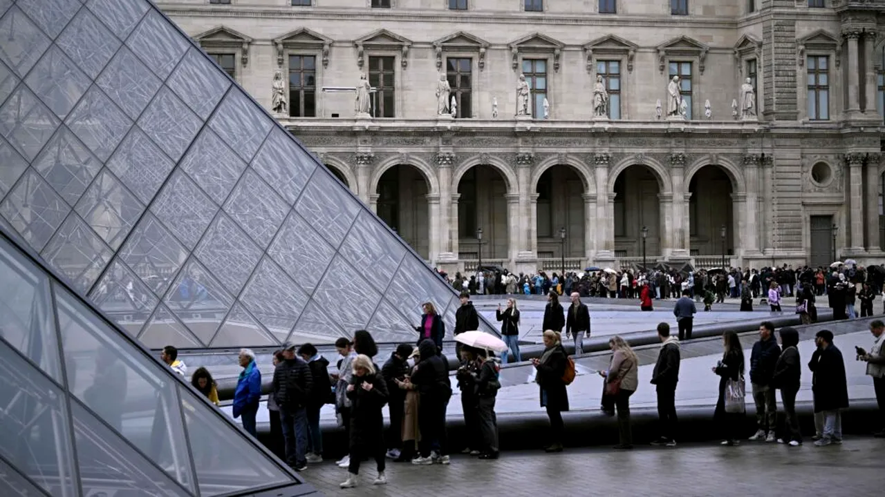 Jaful de la Louvre / Doi bărbați au fost reținuți de poliție / Unul dintre suspecți se pregătea să fugă în Algeria