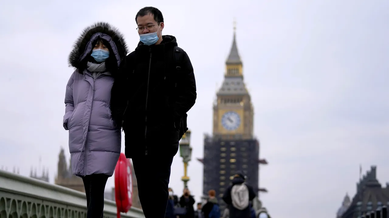 Pandemia revine în forţă? Britanicii sunt iar solicitaţi să poarte măşti sanitare pe măsură ce noua tulpină de coronavirus se răspândeşte în două ţări