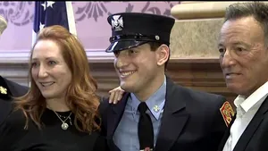 Bruce Springsteen, alături de fiul său la depunerea jurământul ca pompier. „Sunt foarte mândru”