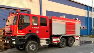 Substanţă periculoasă, deversată accidental într-o societate din Timiş. 28 de angajaţi au fost evacuaţi
