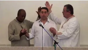 Fostul ministru Cristian David, botezat la o biserică penticostală, după eliberarea din arest  - VIDEO