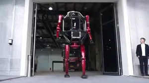 Ca în filmele SF. Chinezii au lansau un robot dotat cu o cabină pentru un om
