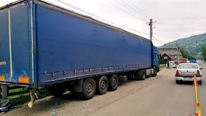 Tragedie în Neamţ: Patru tineri au murit după ce maşina în care se aflau a intrat într-un TIR | FOTO