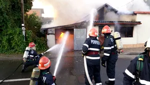 O casă a fost distrusă complet într-un incendiu provocat de un trăsnet, în judeţul Arad