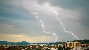 Avertizare METEO. ANM: Cod roşu de averse şi vijelii în Bacău şi Neamţ