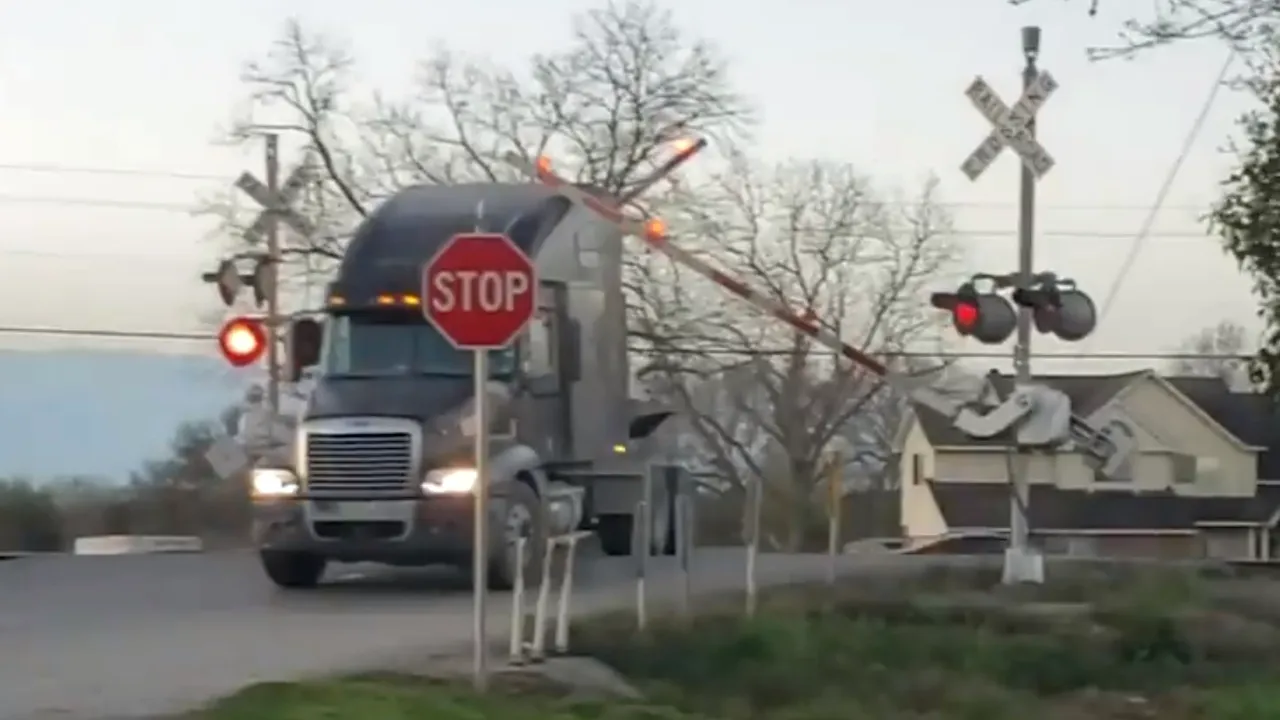 Un tren rupe în două un TIR, într-o coliziune. Reacţia unui bărbat în timpul incidentului | VIDEO