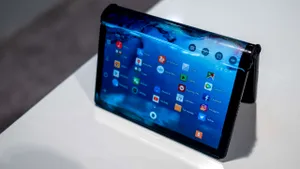 Primul telefon pliabil din lume va avea o a doua generaţie în ciuda criticilor