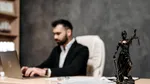 Planul unui escroc, dejucat de un avocat. Un fals angajat al Poștei a încercat să-i fure 5.000 de euro din cont