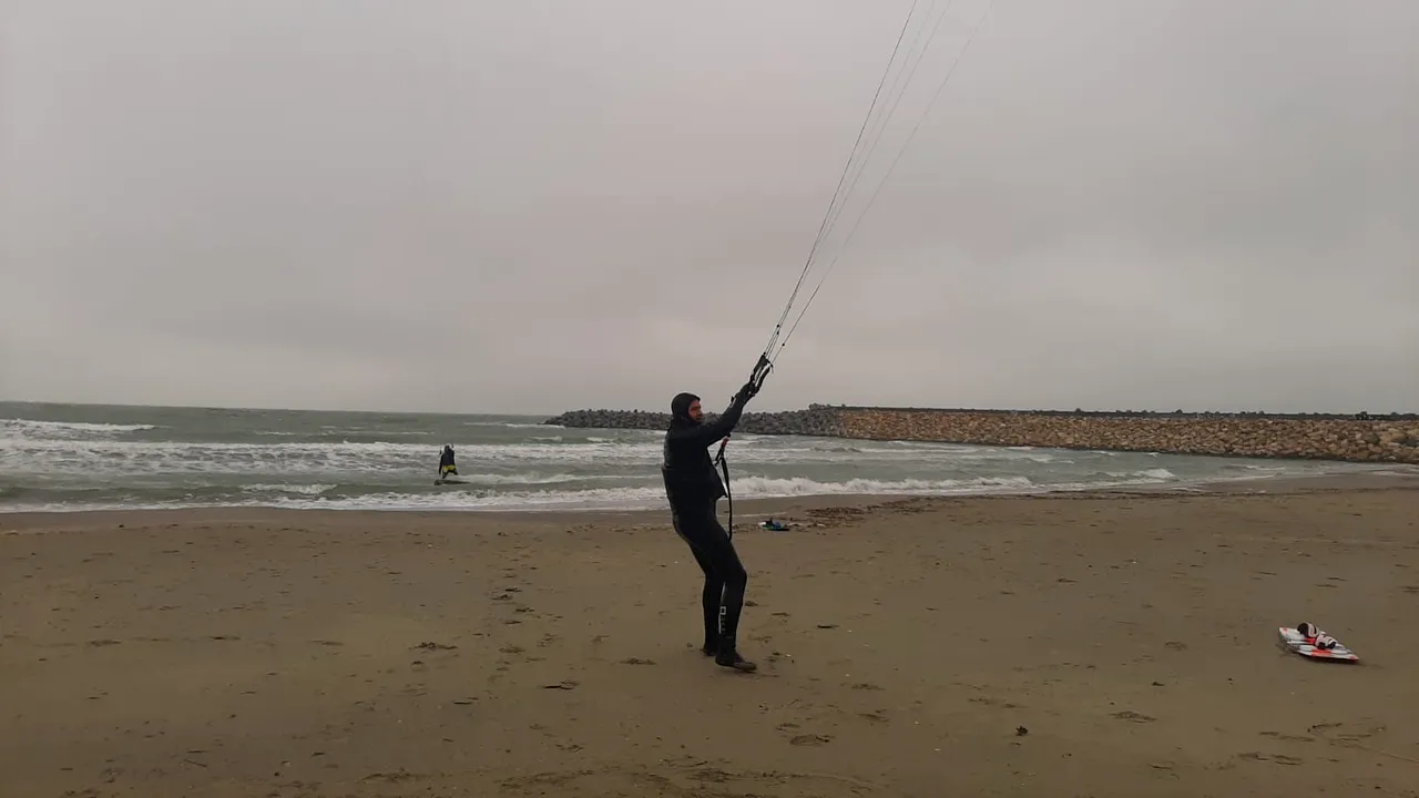 VIDEO. Cum profită bucureştenii de codul galben de vânt la mare