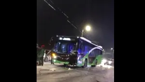 Coliziune între o maşină şi un autobuz, în Braşov. O persoană a fost rănită | VIDEO