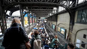 Miting neobișnuit în mai multe gări din Europa: activiștii vor protesta în pijamale