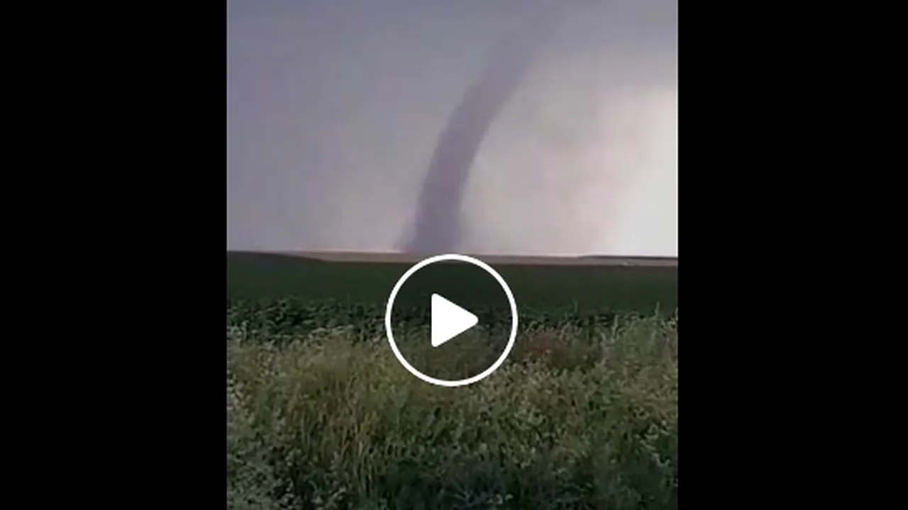TORNADE şi inundaţii la Galaţi. Mai multe persoane au filmat un vârtej de vânt spectaculos | VIDEO