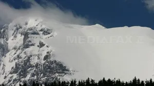 Demonstraţie unică în România: S-a încercat declanşarea controlată a unei avalanşe