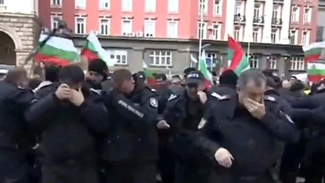 Mai mulţi poliţişti bulgari s-au intoxicat cu gazele lacrimogene destinate protestatarilor | VIDEO