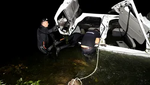 O maşină în care se aflau nouă oameni a căzut în râul Dâmboviţa. Trei persoane au murit | GALERIE FOTO