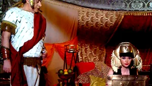 Oana şi Viorel Lis, costumaţi în Cleopatra, respectiv Cezar