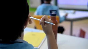 Redeschiderea şcolilor îi pune pe părinţi în faţa unor noi decizii: testarea elevilor, „benefică” sau „inutilă”