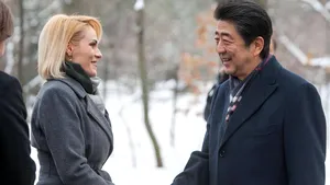 Premierul Japoniei a vizitat Grădina Japoneză din Bucureşti, unde a fost însoţit de Gabriela Firea - GALERIE FOTO