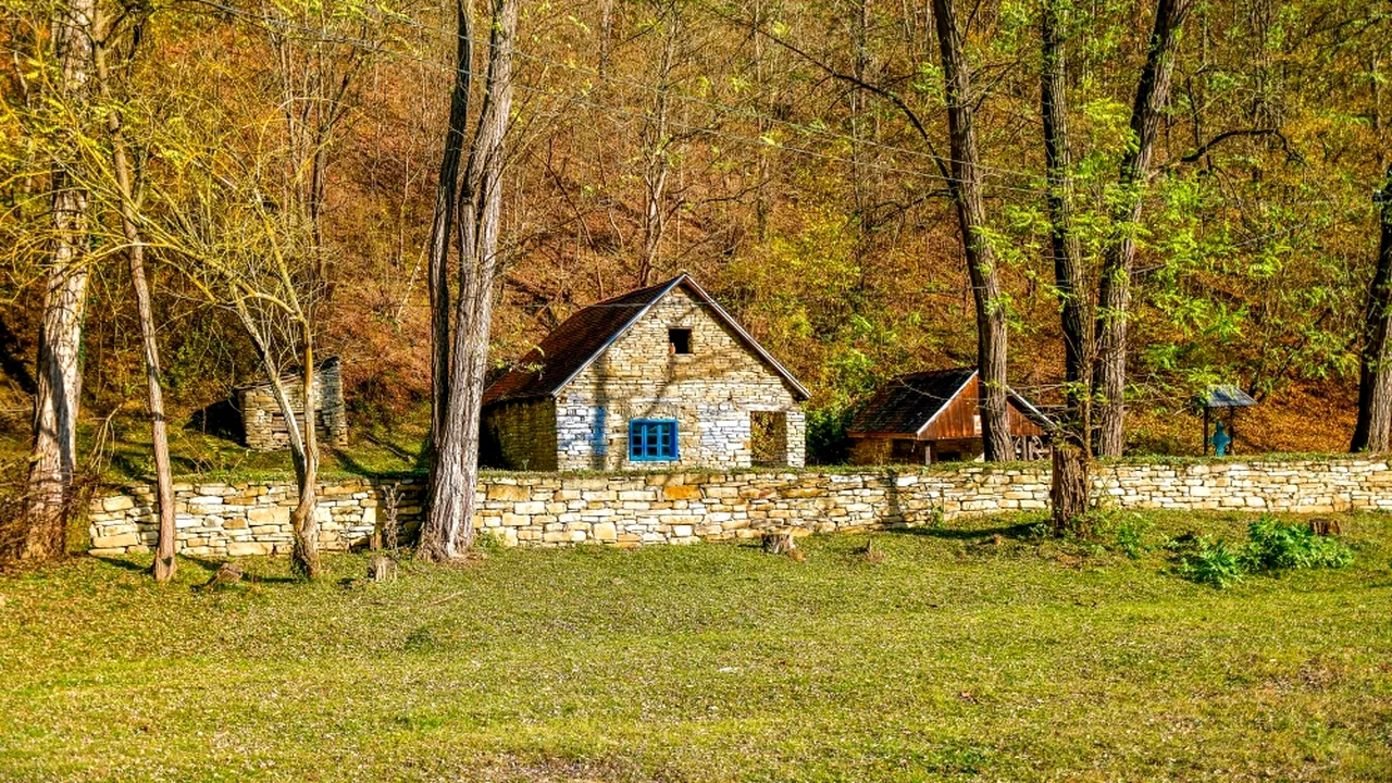 Într-o comună din Alba nu există cimitir, iar localnicii îşi înmormântează rudele în grădină - GALERIE FOTO