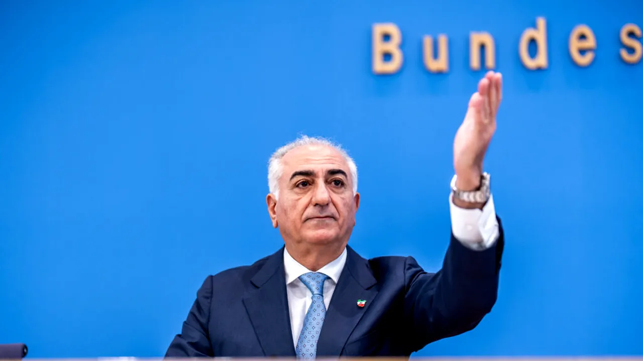 Prințul moștenitor al Iranului, Reza Pahlavi, stropit cu un lichid roșu la Berlin