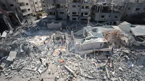 Raidurile aeriene israeliene în Gaza au ucis 14 persoane, medierea pentru un armistiţiu continuă