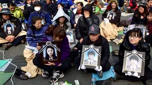 Părinţii elevilor morţi în naufragiul feribotului sud-coreean protestează la Seul