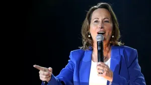 Segolene Royal, fostă parteneră a lui Hollande şi candidată la preşedinţie, şi-a exprimat bucuria profundă pentru victoria socialistului. Fiul celor doi a plâns
