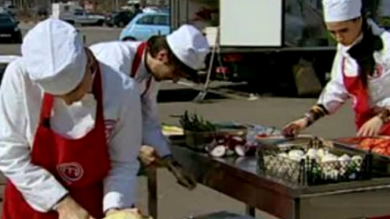 MASTERCHEF: Revolta din echipa roşie a adus voturi echipei adverse. Cum au preparat albaştrii în 20 de minute mititei şi salate pentru taximetrişti - VIDEO
