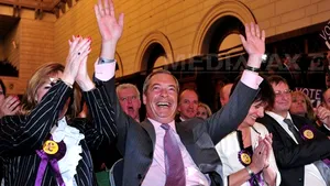 Nigel Farage bea şi fumează cam mult, dar nu este rasist, asigură soţia liderului UKIP