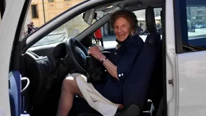 Vârsta este doar un număr. O femeie de 100 de ani şi-a reînnoit permisul de conducere. Care este secretul ei