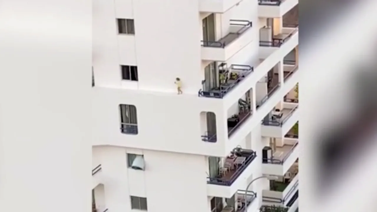 VIDEO: Momentul terifiant în care un copil începe să meargă pe bordura aflată la înălţime a unui bloc din Tenerife şi işi pierde echilibrul