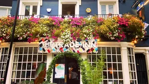 Un local din Londra le permite clienţilor să achite nota cu electronice vechi. În ce sunt transformate