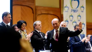 ANALIZĂ: Congres PMP cu Traian Băsescu şi gust de mere verzi