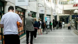 STUDIU ALARMANT! Riscul de infectare cu COVID-19 este dublu atunci când regula de 2 metri nu se respectă