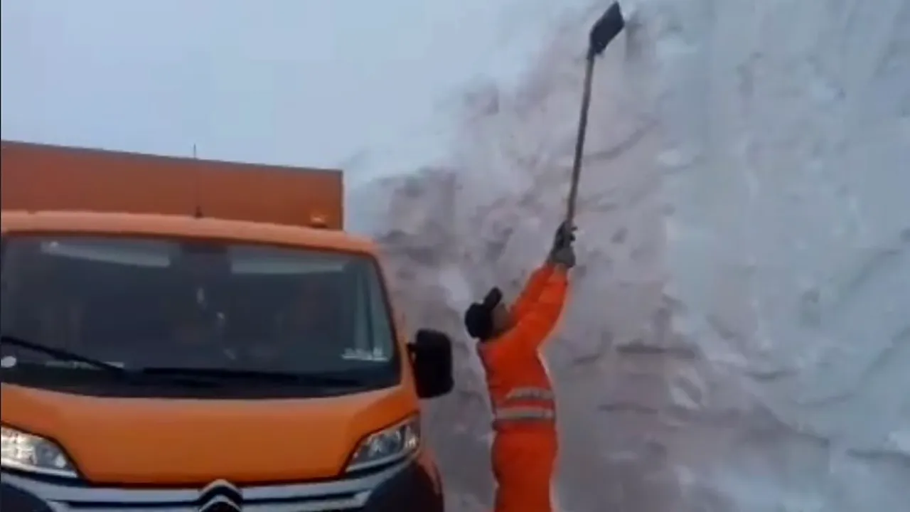 Nămeţi de PATRU metri pe Transalpina. Drumarii intervin cu utilaje de deszăpezire | VIDEO
