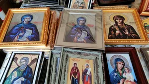 Hramul Cuvioasei Paraschiva deschide sezonul de vânzări la obiectele bisericeşti de duzină - FOTO