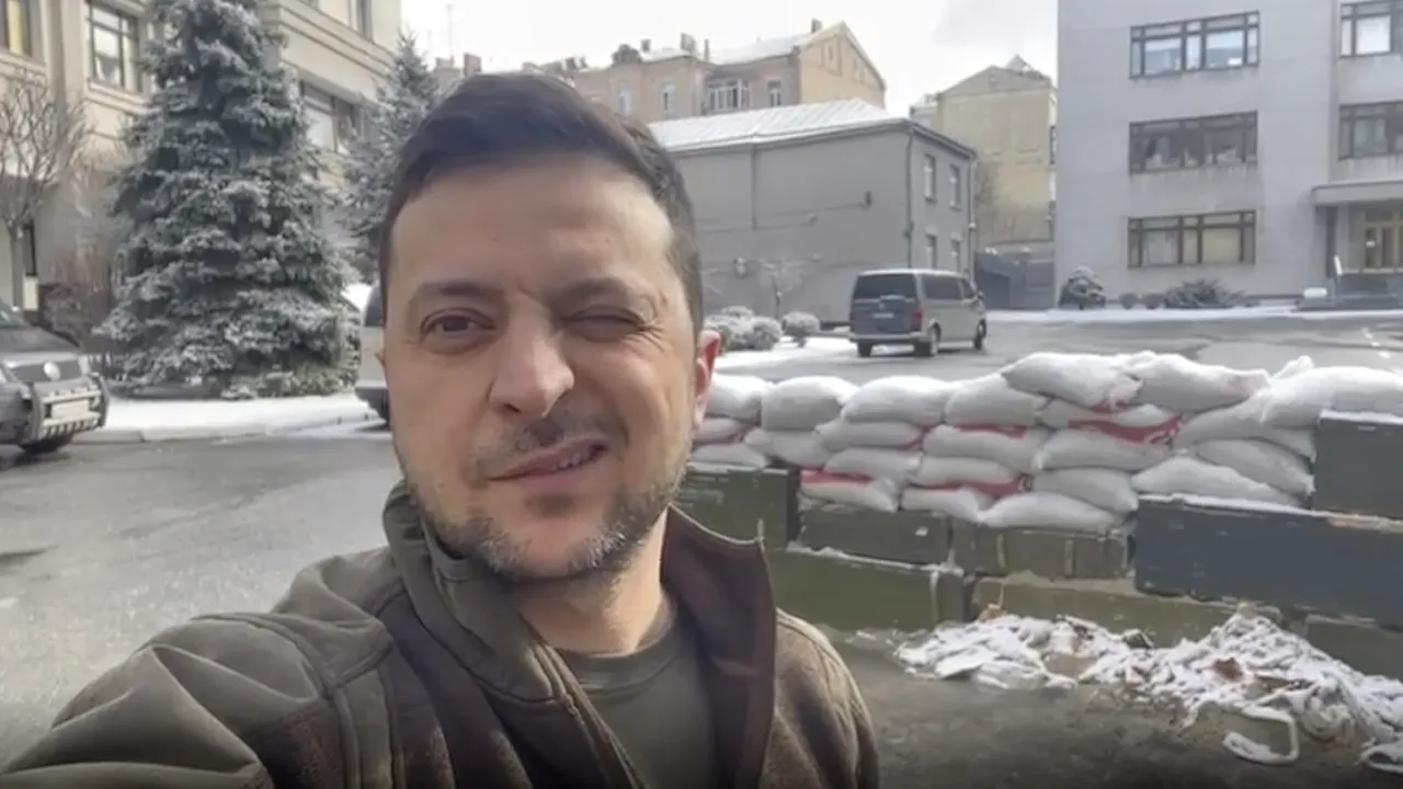 Zelenski sfidează Rusia. Trupele Moscovei se regrupează în jurul Kievului